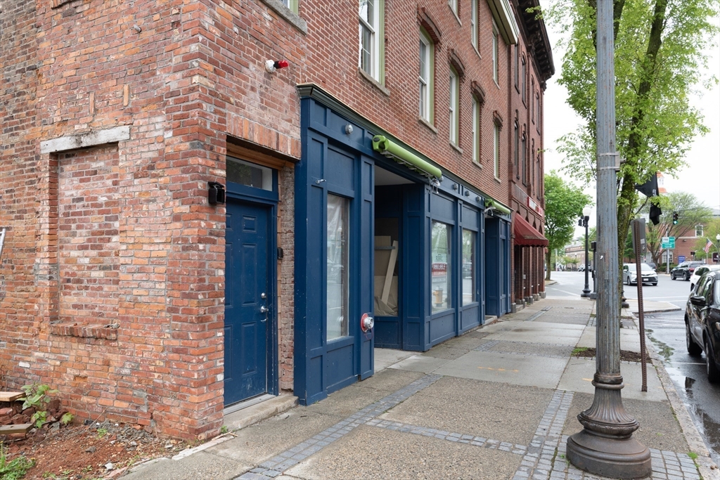 300 Main Street, Southbridge, Massachusetts, 1 Bedroom Bedrooms, 3 Rooms Rooms,1 BathroomBathrooms,Residential Lease,For Rent,Main Street,73439822