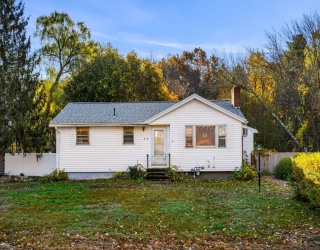 167 Center St, Groveland, Massachusetts, 3 Bedrooms Bedrooms, 6 Rooms Rooms,1 BathroomBathrooms,Residential,For Sale,Center St,73448731