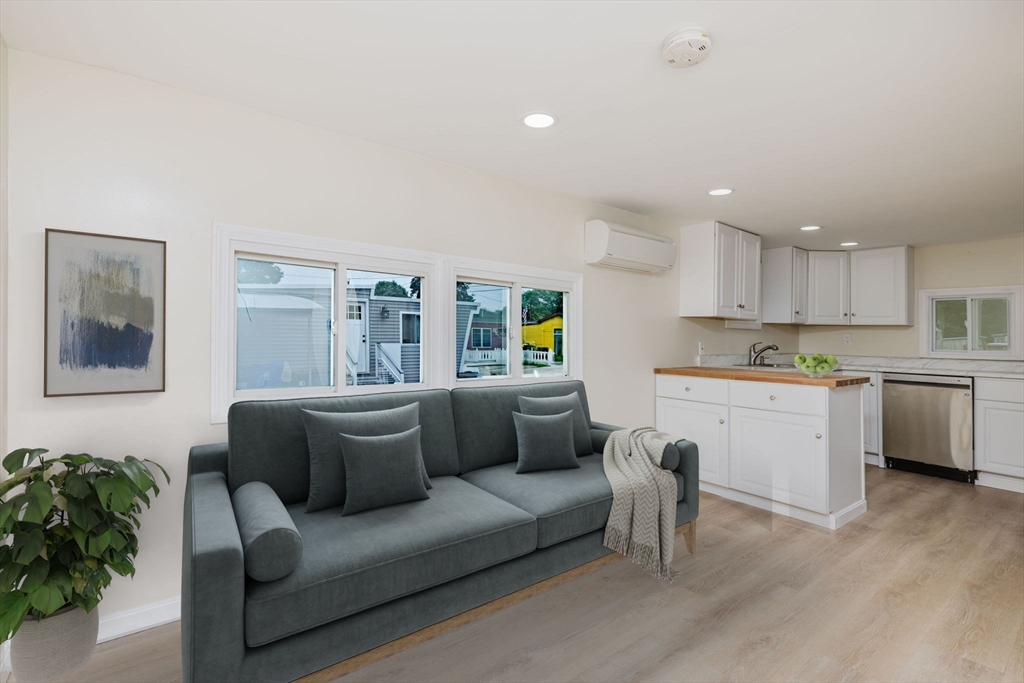 1 Lisa Drive, Taunton, Massachusetts, 1 Bedroom Bedrooms, 4 Rooms Rooms,1 BathroomBathrooms,Residential,For Sale,Lisa Drive,73388958