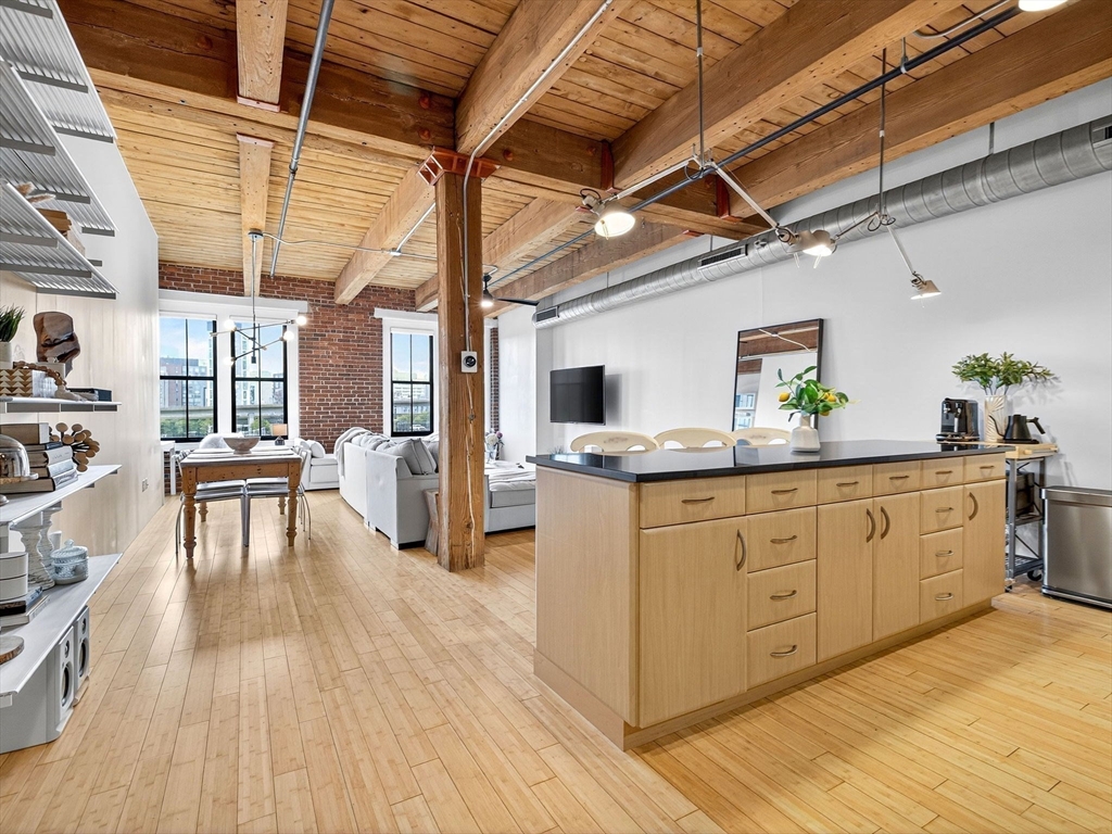 9 West Broadway, Boston, Massachusetts, 1 Bedroom Bedrooms, 2 Rooms Rooms,1 BathroomBathrooms,Residential Lease,For Rent,West Broadway,73445035