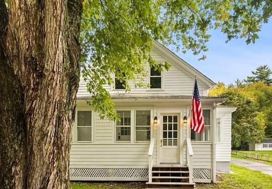 20 Grove St, Berkley, Massachusetts, 4 Bedrooms Bedrooms, 7 Rooms Rooms,2 BathroomsBathrooms,Residential,For Sale,Grove St,73436974