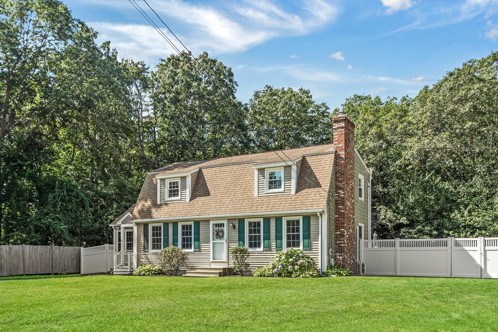 12 Knollcrest Cir, Attleboro, Massachusetts, 4 Bedrooms Bedrooms, 9 Rooms Rooms,2 BathroomsBathrooms,Residential,For Sale,Knollcrest Cir,73410904