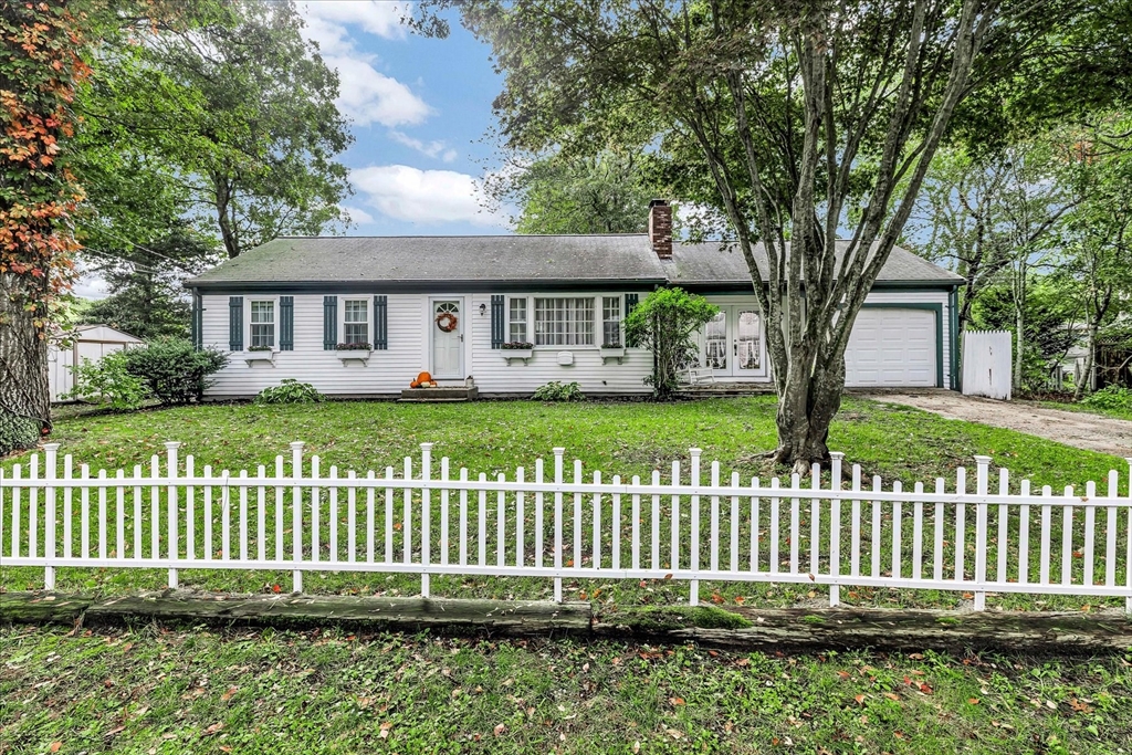 9 Lower Brook Rd, Yarmouth, Massachusetts, 2 Bedrooms Bedrooms, 5 Rooms Rooms,1 BathroomBathrooms,Residential,For Sale,Lower Brook Rd,73445207