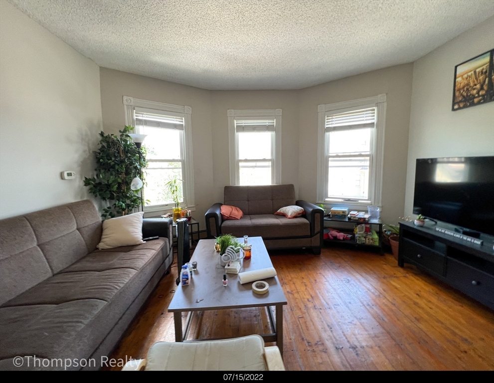 372 Medford St, Somerville, Massachusetts, 3 Bedrooms Bedrooms, 5 Rooms Rooms,1 BathroomBathrooms,Residential Lease,For Rent,Medford St,73447541