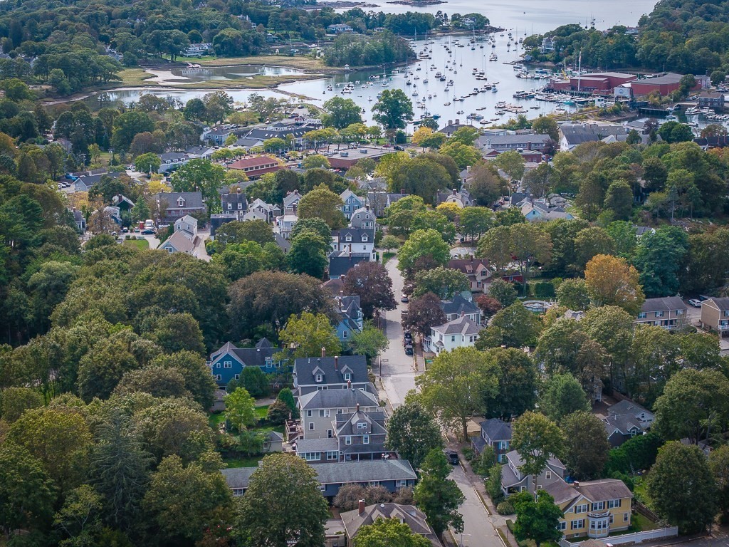 27 Norwood Ave, Manchester, Massachusetts, 2 Bedrooms Bedrooms, 4 Rooms Rooms,1 BathroomBathrooms,Residential,For Sale,Norwood Ave,73437708