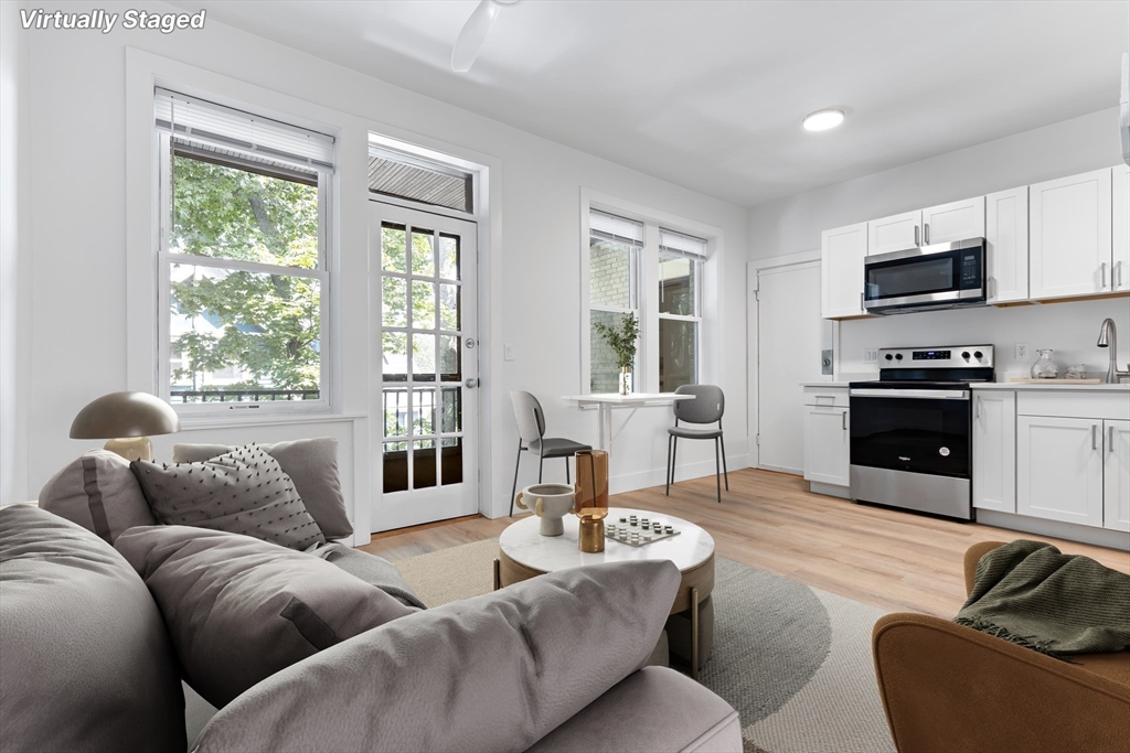 8 Kenwood, Boston, Massachusetts, 2 Bedrooms Bedrooms, 3 Rooms Rooms,1 BathroomBathrooms,Residential Lease,For Rent,Kenwood,73456363