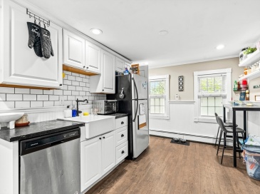 121 Franklin Street, Stoneham, Massachusetts, 2 Bedrooms Bedrooms, 4 Rooms Rooms,1 BathroomBathrooms,Residential Lease,For Rent,Franklin Street,73444576