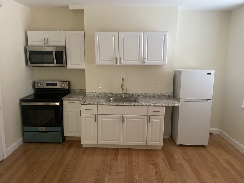 193 Appleton St, Lowell, Massachusetts, 1 Room Rooms,1 BathroomBathrooms,Residential Lease,For Rent,Appleton St,73442924