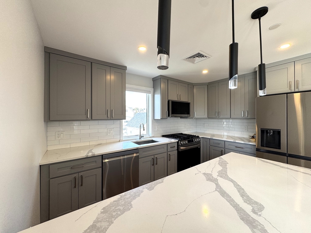 39 Rich Street, Everett, Massachusetts, 3 Bedrooms Bedrooms, 4 Rooms Rooms,2 BathroomsBathrooms,Residential Lease,For Rent,Rich Street,73425726