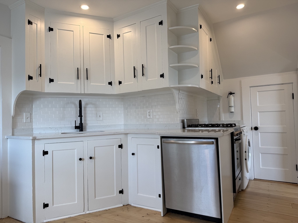 23 Ingalls, Swampscott, Massachusetts, 1 Bedroom Bedrooms, 3 Rooms Rooms,1 BathroomBathrooms,Residential Lease,For Rent,Ingalls,73421606