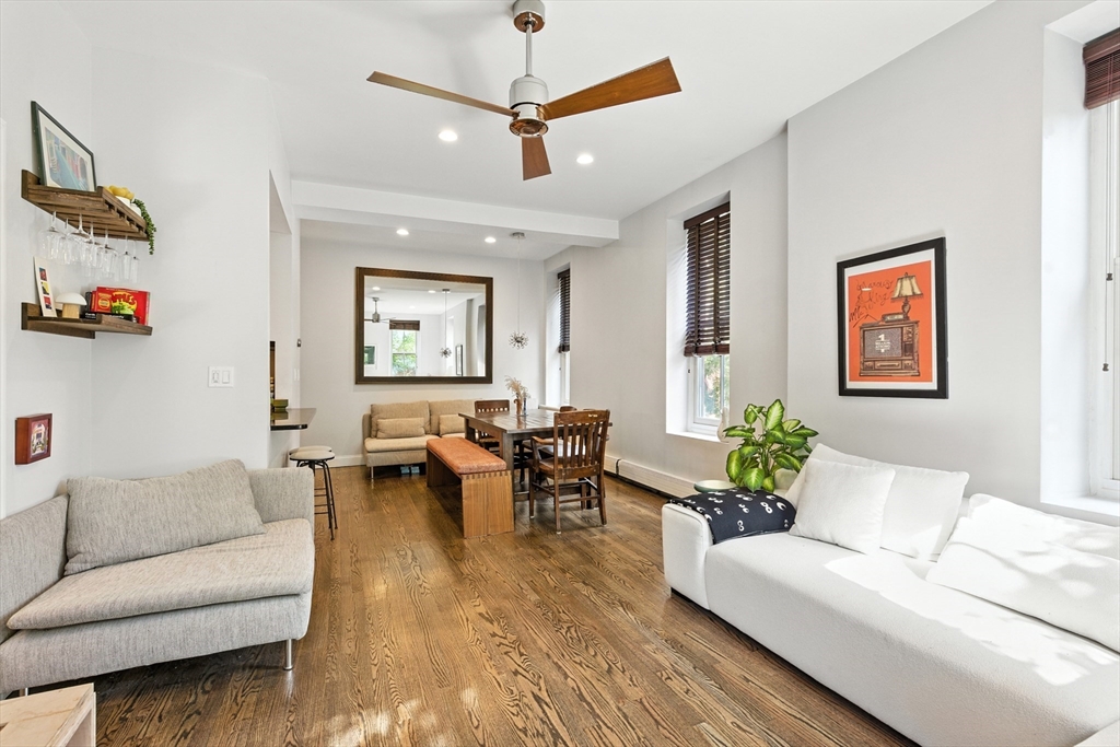 30-34 E Concord St, Boston, Massachusetts, 2 Bedrooms Bedrooms, 4 Rooms Rooms,1 BathroomBathrooms,Residential Lease,For Rent,E Concord St,73448855