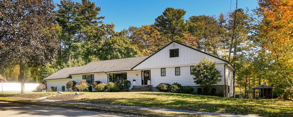 23 Tophet Rd, Lynnfield, Massachusetts, 5 Bedrooms Bedrooms, 12 Rooms Rooms,2.5 BathroomsBathrooms,Residential,For Sale,Tophet Rd,73446635