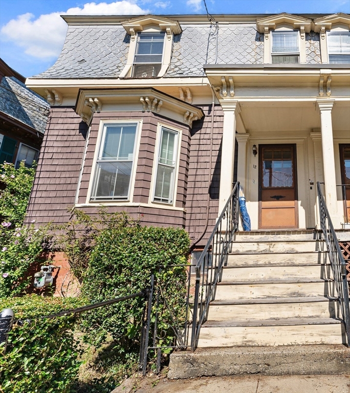 12 Mossland, Somerville, Massachusetts, 2 Bedrooms Bedrooms, 6 Rooms Rooms,1 BathroomBathrooms,Residential Income,For Sale,Mossland,73430306
