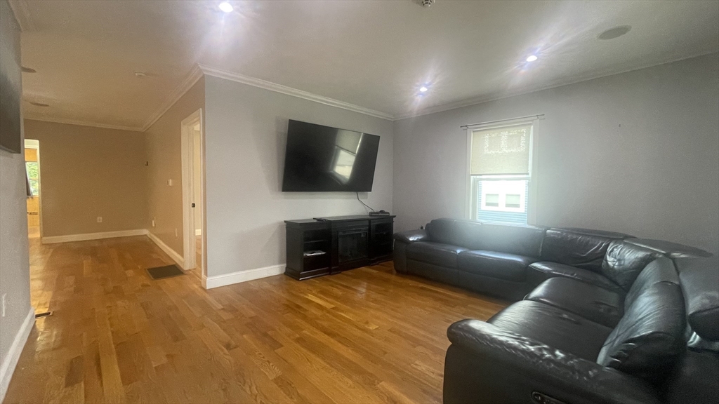87 W Selden St, Boston, Massachusetts, 2 Bedrooms Bedrooms, 5 Rooms Rooms,1 BathroomBathrooms,Residential Lease,For Rent,W Selden St,73445773
