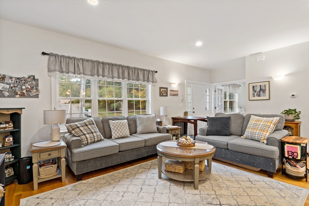 20 Valley St, Norfolk, Massachusetts, 1 Bedroom Bedrooms, 4 Rooms Rooms,1.5 BathroomsBathrooms,Residential,For Sale,Valley St,73443542