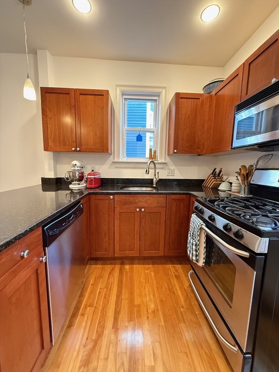 60 Magnolia Ave, Cambridge, Massachusetts, 1 Bedroom Bedrooms, 4 Rooms Rooms,1 BathroomBathrooms,Residential Lease,For Rent,Magnolia Ave,73440872
