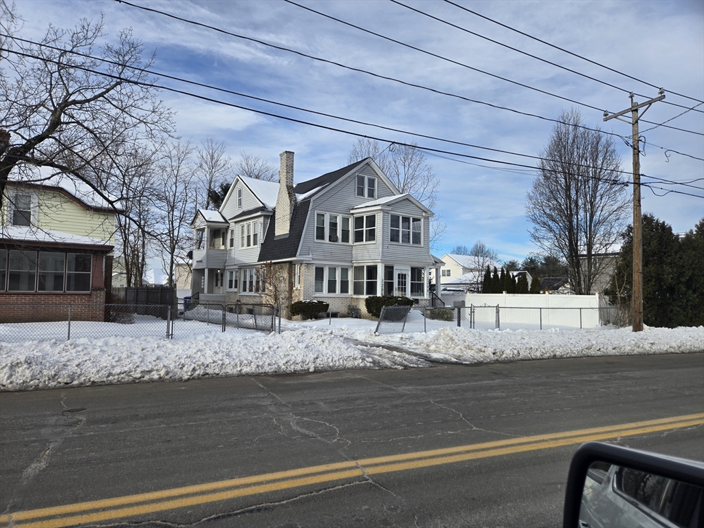 1206-1208 St James Ave, Springfield, Massachusetts, 5 Bedrooms Bedrooms, 12 Rooms Rooms,2 BathroomsBathrooms,Residential Income,For Sale,St James Ave,73340983