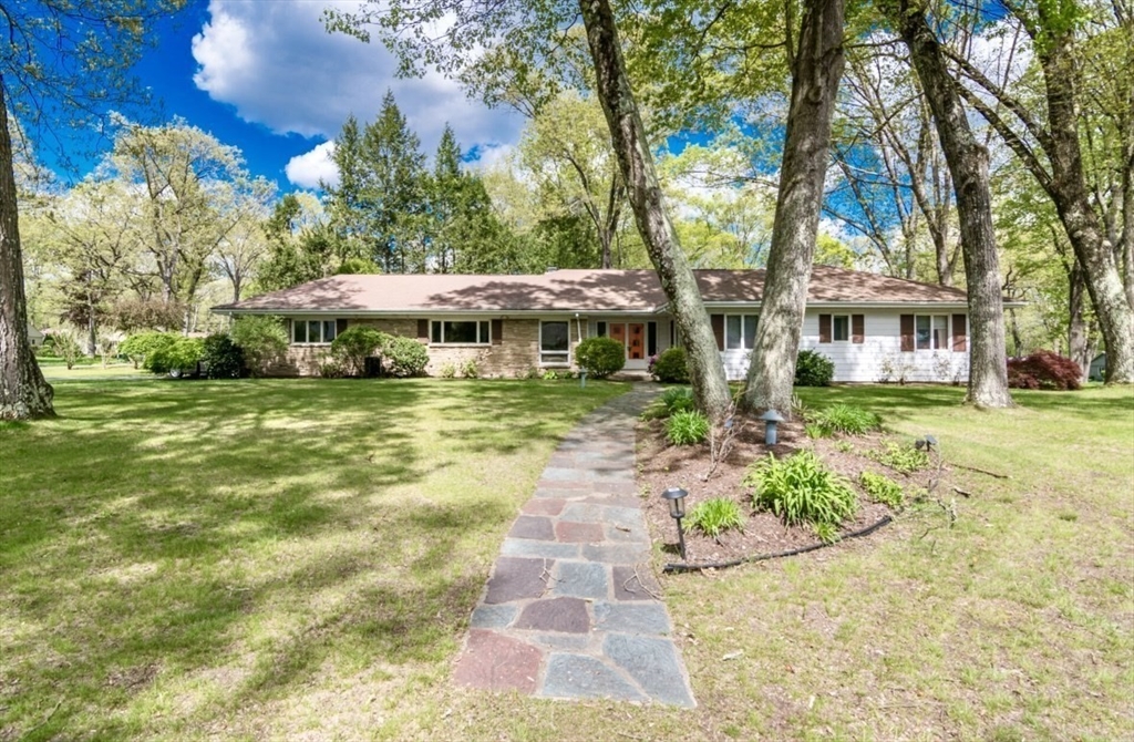 127 Magnolia Circle, Longmeadow, Massachusetts, 3 Bedrooms Bedrooms, 7 Rooms Rooms,2 BathroomsBathrooms,Residential,For Sale,Magnolia Circle,73354581