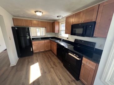 9 School Ave., Waltham, Massachusetts, 3 Bedrooms Bedrooms, 6 Rooms Rooms,2.5 BathroomsBathrooms,Residential Lease,For Rent,School Ave.,73441790