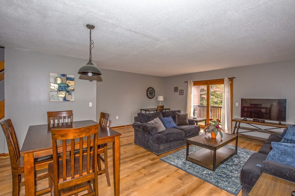 42 Candlewood Dr, Enfield, Connecticut, 2 Bedrooms Bedrooms, 4 Rooms Rooms,2.5 BathroomsBathrooms,Residential,For Sale,Candlewood Dr,73447753