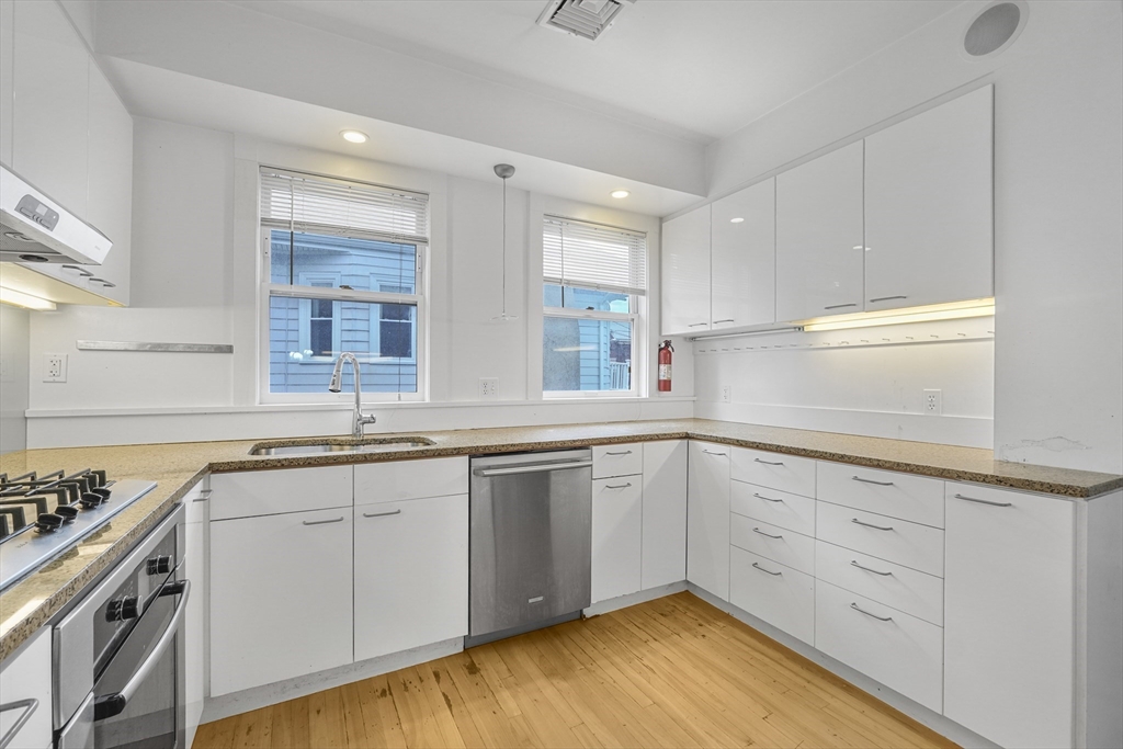 172 Maplewood St, Watertown, Massachusetts, 4 Bedrooms Bedrooms, 10 Rooms Rooms,3 BathroomsBathrooms,Residential Income,For Sale,Maplewood St,73446388