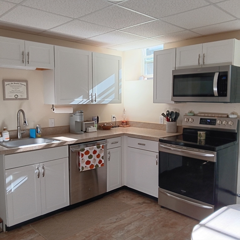 104 S Main St, Middleboro, Massachusetts, 1 Bedroom Bedrooms, 3 Rooms Rooms,1 BathroomBathrooms,Residential Lease,For Rent,S Main St,73453929