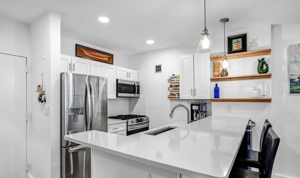 42 8th St, Boston, Massachusetts, 2 Bedrooms Bedrooms, 6 Rooms Rooms,2 BathroomsBathrooms,Residential Lease,For Rent,8th St,73460087