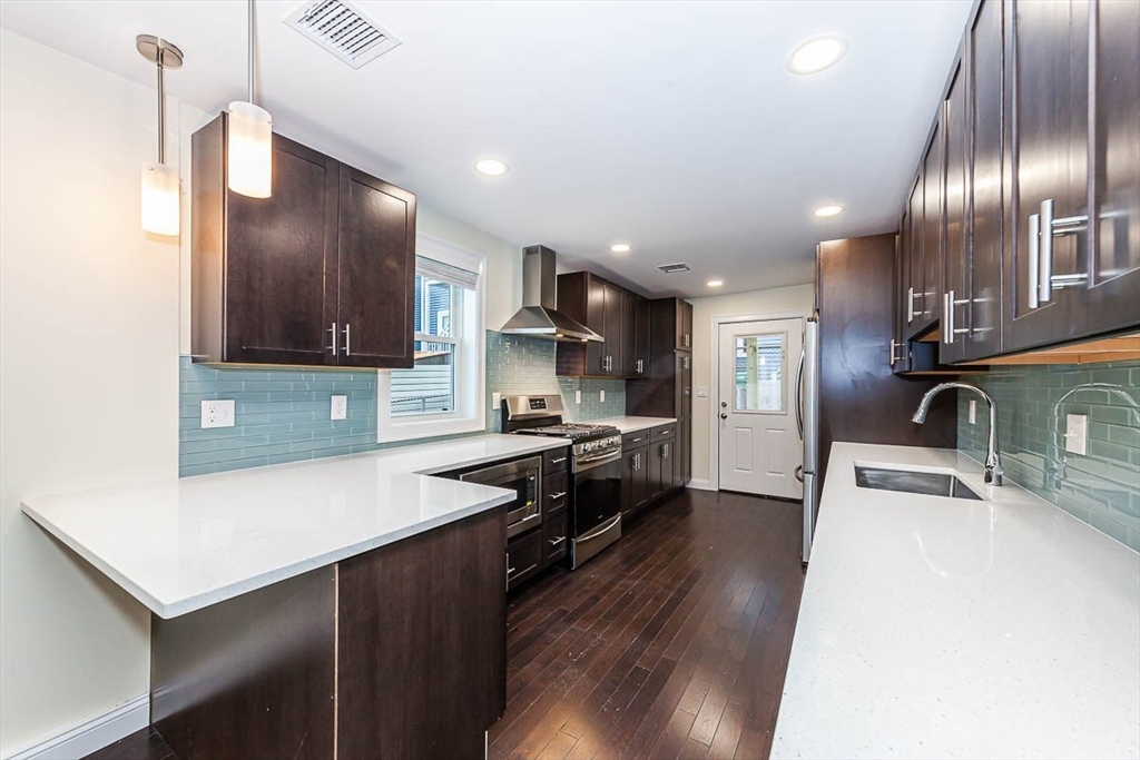 28 Albion Street, Medford, Massachusetts, 4 Bedrooms Bedrooms, 6 Rooms Rooms,4.5 BathroomsBathrooms,Residential Lease,For Rent,Albion Street,73460120