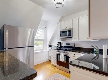 15 Garrison Rd, Brookline, Massachusetts, 3 Bedrooms Bedrooms, 7 Rooms Rooms,4 BathroomsBathrooms,Residential Lease,For Rent,Garrison Rd,73413461