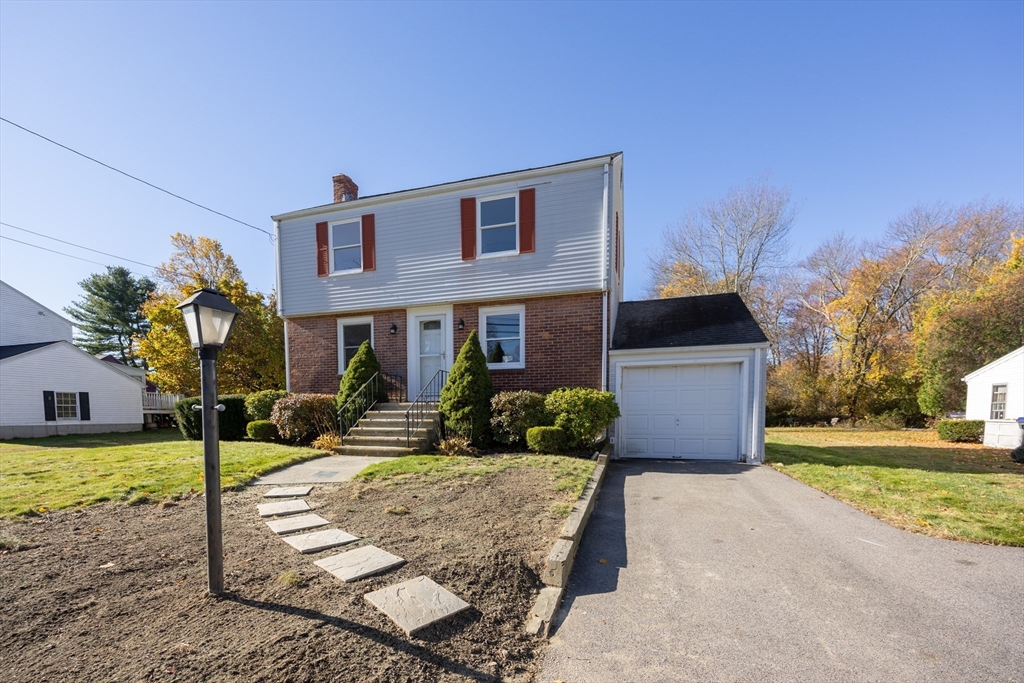 16 North Ave, Mendon, Massachusetts, 3 Bedrooms Bedrooms, 6 Rooms Rooms,1 BathroomBathrooms,Residential,For Sale,North Ave,73449036