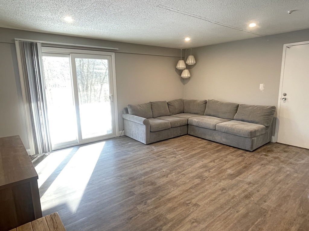 46 Silver Hill Lane, Natick, Massachusetts, 1 Bedroom Bedrooms, 4 Rooms Rooms,1 BathroomBathrooms,Residential Lease,For Rent,Silver Hill Lane,73460246