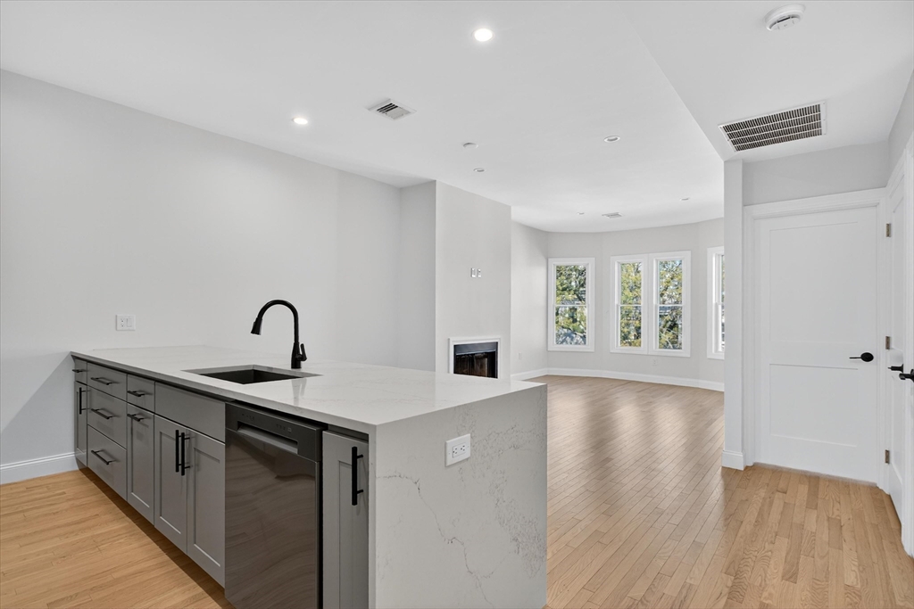 587 East Broadway, Boston, Massachusetts, 3 Bedrooms Bedrooms, 6 Rooms Rooms,2 BathroomsBathrooms,Residential Lease,For Rent,East Broadway,73445248