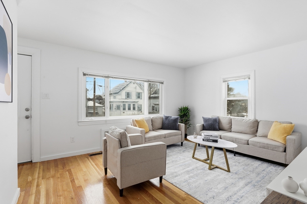 39 Phoebe Ave, Lowell, Massachusetts, 4 Bedrooms Bedrooms, 6 Rooms Rooms,2 BathroomsBathrooms,Residential,For Sale,Phoebe Ave,73460534