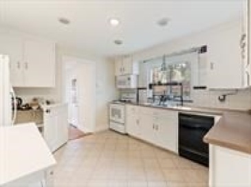 17 Bowman St, Lexington, Massachusetts, 3 Bedrooms Bedrooms, 7 Rooms Rooms,2 BathroomsBathrooms,Residential Lease,For Rent,Bowman St,73443353