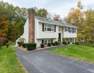 18 Stoney Ln, Hudson, New Hampshire, 3 Bedrooms Bedrooms, 7 Rooms Rooms,2 BathroomsBathrooms,Residential,For Sale,Stoney Ln,73444408