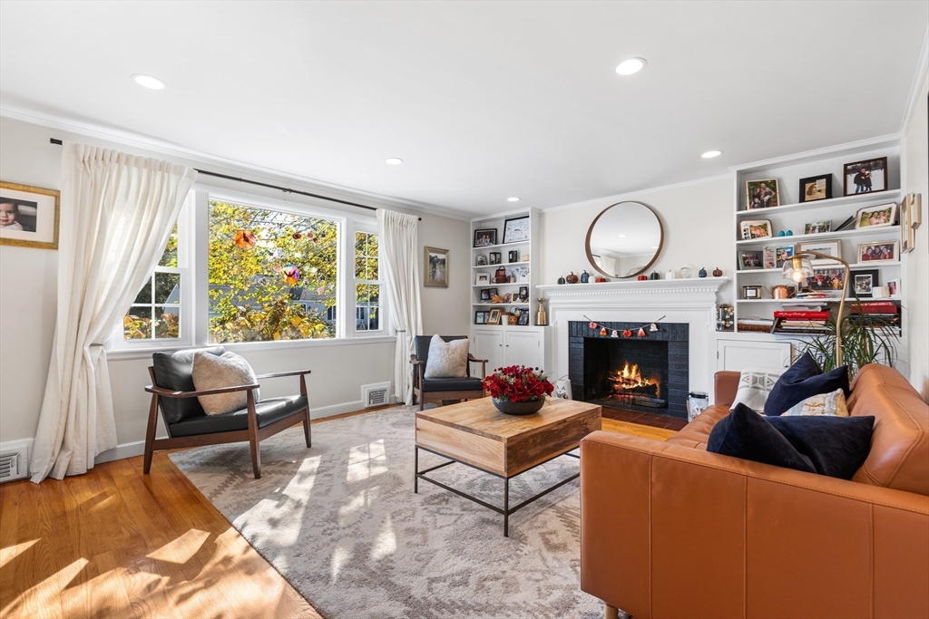 142 Franklin Street, Milton, Massachusetts, 3 Bedrooms Bedrooms, 7 Rooms Rooms,3 BathroomsBathrooms,Residential Lease,For Rent,Franklin Street,73455450