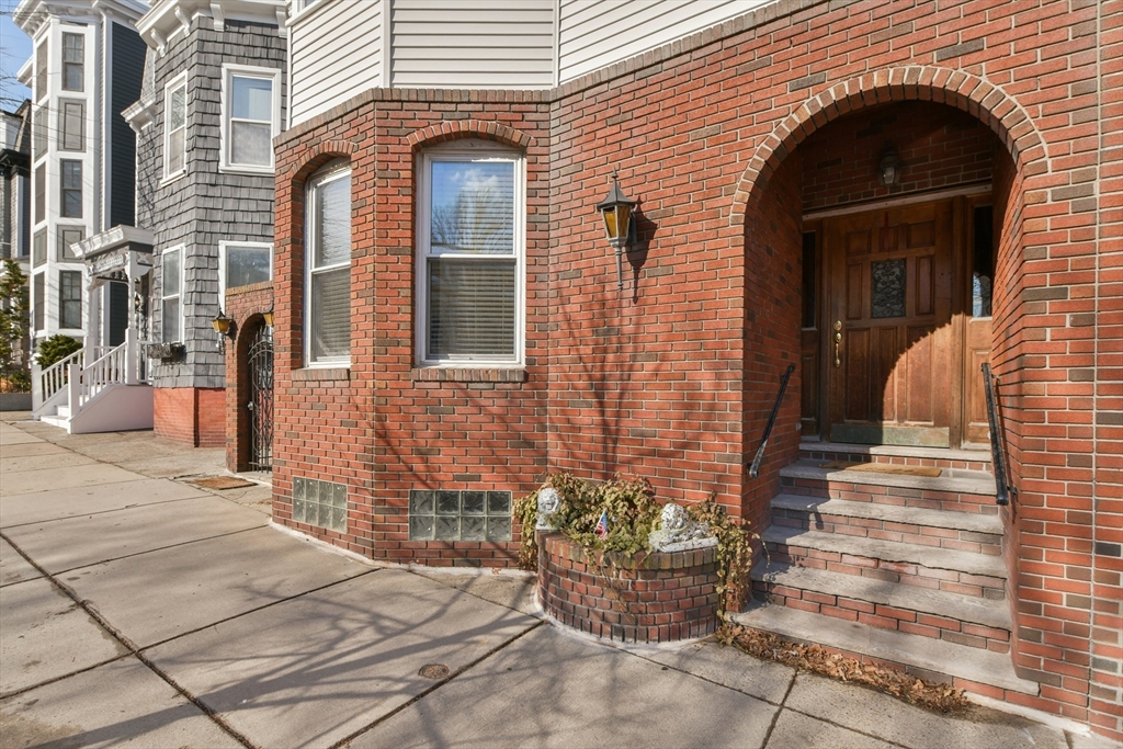 852 East Broadway, Boston, Massachusetts, 3 Bedrooms Bedrooms, 7 Rooms Rooms,1 BathroomBathrooms,Residential Lease,For Rent,East Broadway,73448687