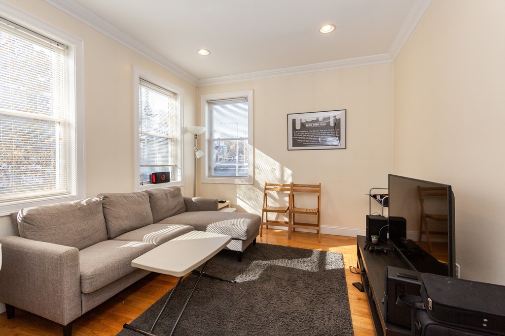 182 Calumet St, Boston, Massachusetts, 4 Bedrooms Bedrooms, 5 Rooms Rooms,2 BathroomsBathrooms,Residential Lease,For Rent,Calumet St,73460942