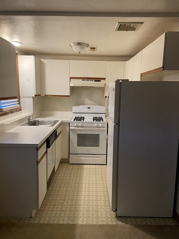 6 Bristol St., Mansfield, Massachusetts, 1 Bedroom Bedrooms, 3 Rooms Rooms,1 BathroomBathrooms,Residential Lease,For Rent,Bristol St.,73433226