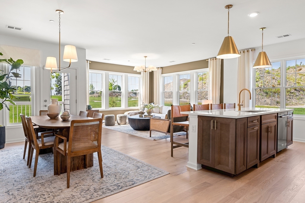 320 Martins Landing, North Reading, Massachusetts, 2 Bedrooms Bedrooms, 5 Rooms Rooms,2 BathroomsBathrooms,Residential,For Sale,Martins Landing,73461055