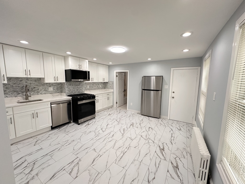 218 Princeton St, Boston, Massachusetts, 2 Bedrooms Bedrooms, 5 Rooms Rooms,1 BathroomBathrooms,Residential Lease,For Rent,Princeton St,73461002