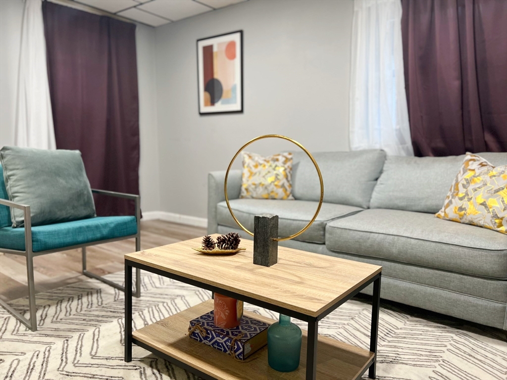 904 Main, Woburn, Massachusetts, 2 Bedrooms Bedrooms, 6 Rooms Rooms,1 BathroomBathrooms,Residential Lease,For Rent,Main,73436655