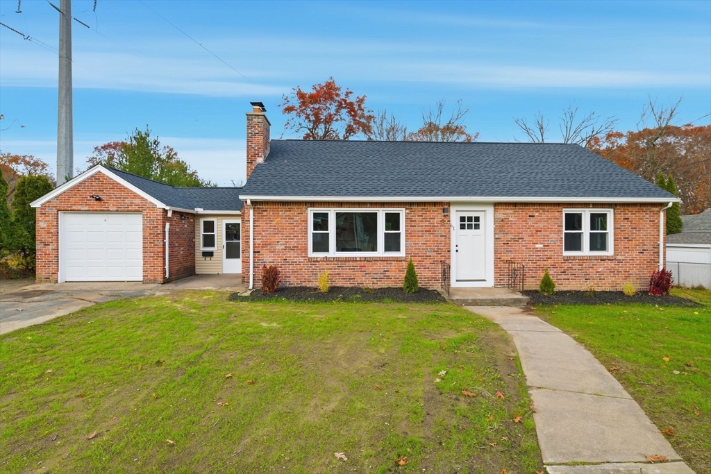 61 Clarence St, West Springfield, Massachusetts, 4 Bedrooms Bedrooms, 7 Rooms Rooms,1 BathroomBathrooms,Residential,For Sale,Clarence St,73454317