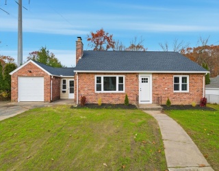 61 Clarence St, West Springfield, Massachusetts, 4 Bedrooms Bedrooms, 7 Rooms Rooms,1 BathroomBathrooms,Residential,For Sale,Clarence St,73454317