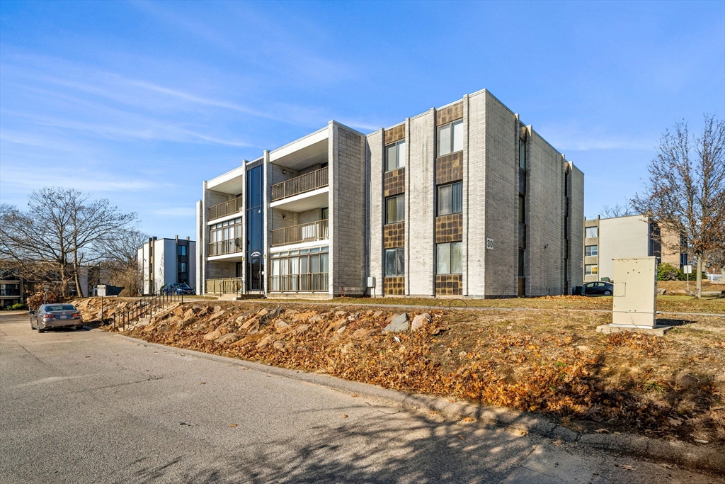 30 Skyline Dr, Braintree, Massachusetts, 2 Bedrooms Bedrooms, 4 Rooms Rooms,1.5 BathroomsBathrooms,Residential,For Sale,Skyline Dr,73461502