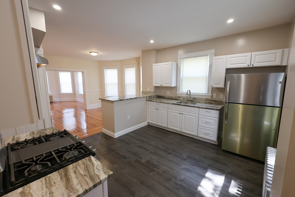 32 Robinson Street, Boston, Massachusetts, 3 Bedrooms Bedrooms, 6 Rooms Rooms,1 BathroomBathrooms,Residential Lease,For Rent,Robinson Street,73461338