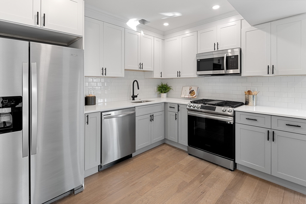 19 George St, Somerville, Massachusetts, 4 Bedrooms Bedrooms, 6 Rooms Rooms,2 BathroomsBathrooms,Residential Lease,For Rent,George St,73461525