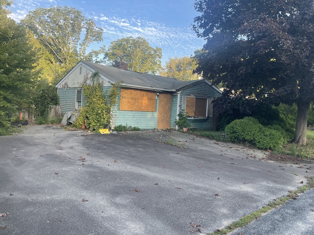 40 Robert St, Westport, Massachusetts, 3 Bedrooms Bedrooms, 3 Rooms Rooms,1 BathroomBathrooms,Residential,For Sale,Robert St,73426305