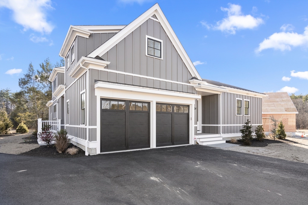 1060 Grove Street, Framingham, Massachusetts, 2 Bedrooms Bedrooms, 6 Rooms Rooms,2.5 BathroomsBathrooms,Residential,For Sale,Grove Street,73461823