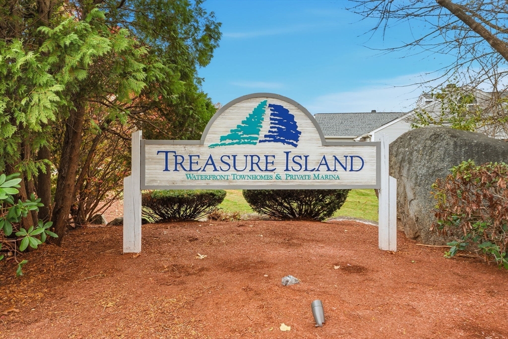 303 Treasure Island Rd, Webster, Massachusetts, 2 Bedrooms Bedrooms, 6 Rooms Rooms,2.5 BathroomsBathrooms,Residential,For Sale,Treasure Island Rd,73452362